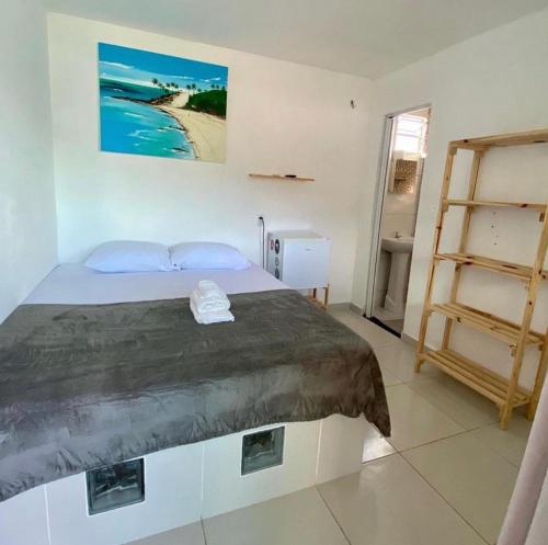 巴伊亚福尔莫萨Pé na Areia的一间卧室设有一张大床和梯子