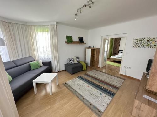 维也纳Haus Apricum - schön wohnen & gratis parken的客厅配有沙发和桌子
