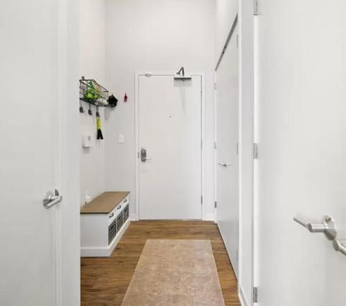 纽约Restful Studio Apartment in NYC!的一间白色的房间,设有淋浴和门