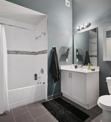 纽约Restful Studio Apartment in NYC!的带浴缸、盥洗盆和卫生间的浴室