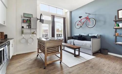 纽约Restful Studio Apartment in NYC!的客厅的壁挂式自行车