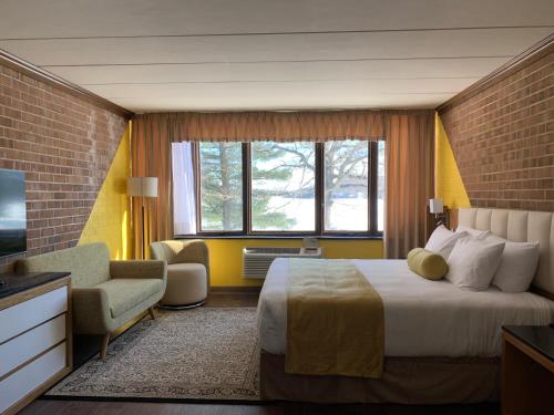 莱克哈莫尼斯普利特岩度假村的酒店客房,配有床和电视