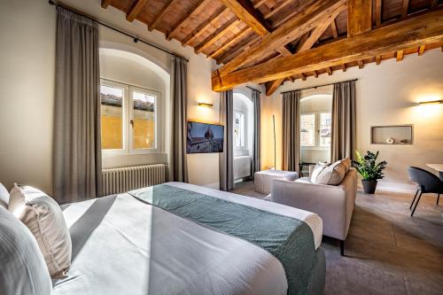 佛罗伦萨Dimora Collection - Le Torri - Boutique Luxury Suites - Adults Only的一间带大床的卧室和一间客厅