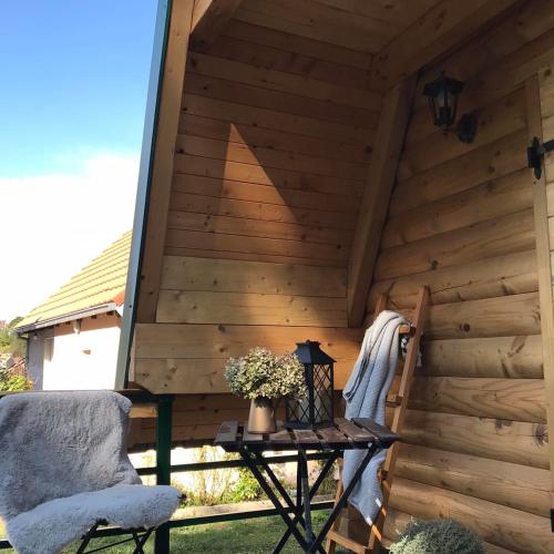 采蒂涅Nice&cosy cabin的小木屋配有桌子和椅子