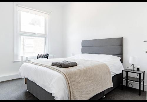利物浦Simply Good Night l Penny Lane的白色卧室配有一张带毯子的大床
