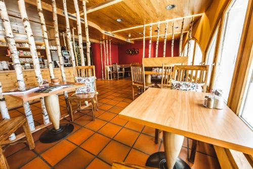 施库尔CURUNA Hotel-Garni的用餐室配有木桌和椅子