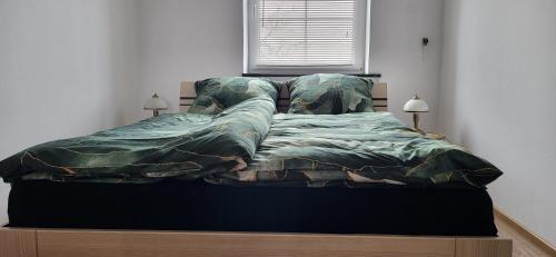 威利兹卡La Casa De Roland的卧室里的一张床铺,床上有毯子