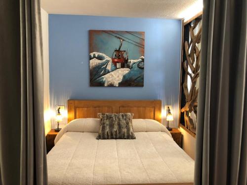 布勒伊-切尔维尼亚切尔维尼亚 - 马特宏峰公寓的卧室配有一张床,墙上挂有绘画作品
