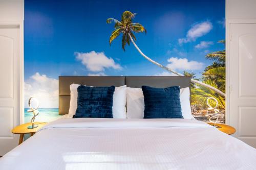 劳德代尔堡The Lauderdale Boutique Hotel的一间卧室配有一张棕榈树壁画床