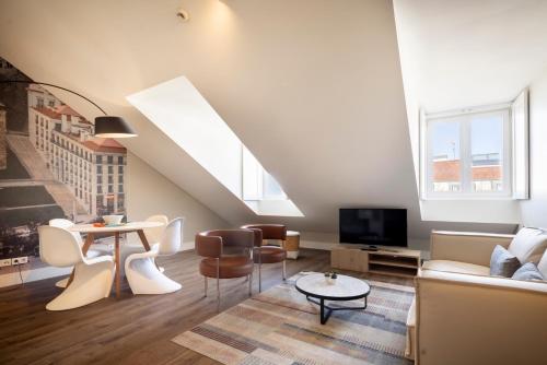 里斯本希亚多梅西公寓 | 里斯本最佳公寓的客厅配有沙发和桌子