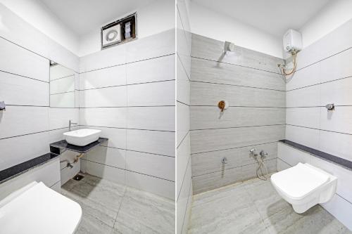 艾哈迈达巴德HOTEL TAPOVAN IN的一间带两个盥洗盆和卫生间的浴室