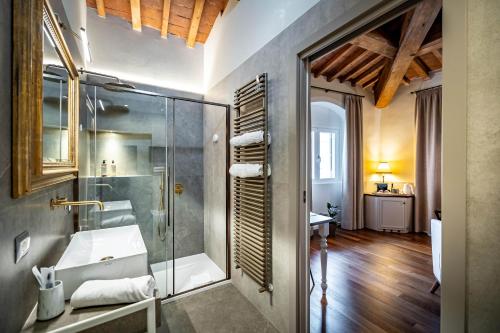 佛罗伦萨Dimora Collection - Le Torri - Boutique Luxury Suites - Adults Only的带淋浴和盥洗盆的浴室