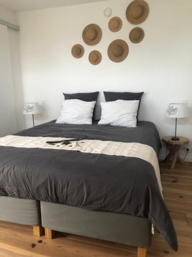 亨法尔Le Buis的卧室配有一张壁挂两盘的床