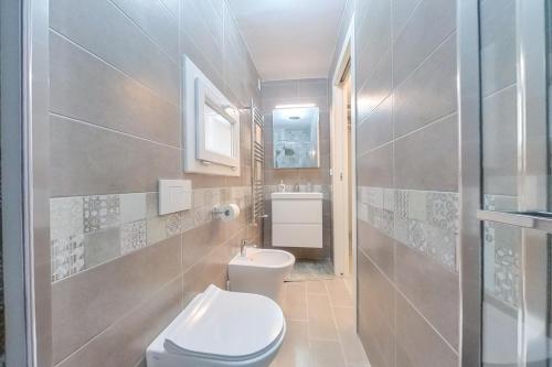 塔兰托Arabesque Luxury Apartment - Roof Garden的一间带卫生间和水槽的浴室