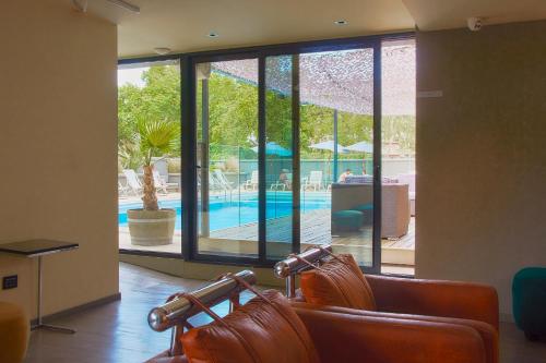 门多萨拉宜斯艾克卡吉酒店的一间等候室,透过窗户可以看到游泳池