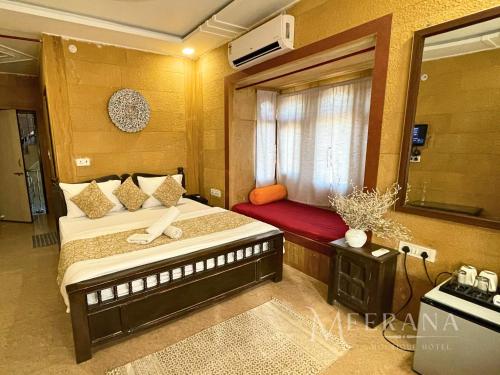 斋沙默尔Hotel Meerana的一间小卧室,配有床和窗户