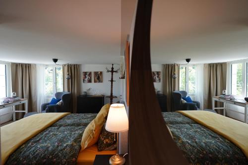 ObereggBergnestli的一间卧室配有一张大床和灯