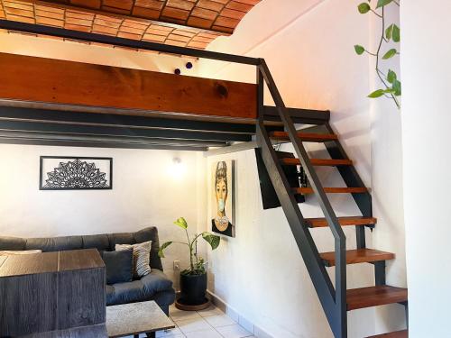 萨尤利塔Best Location in Sayulita - Walk to Everything的客厅配有高架床和沙发