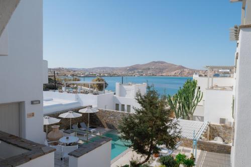 纳乌萨Anthos Apartments的从酒店阳台可欣赏到游泳池的景色