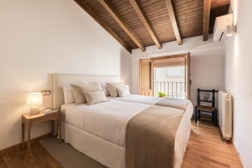 Aldea de TrujilloCasa del Aire的一间卧室设有一张大床和一个窗户。