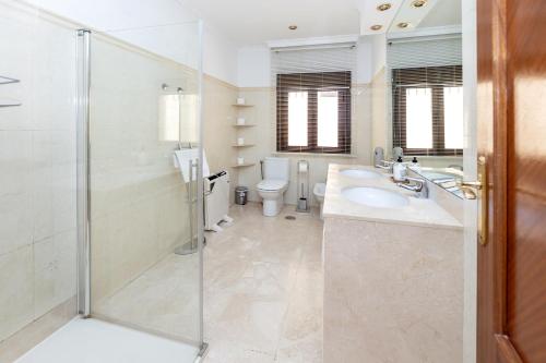 格拉纳达CASA SAN MATIAS的带淋浴、盥洗盆和卫生间的浴室