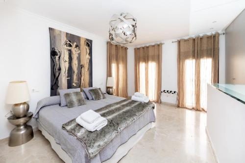格拉纳达CASA SAN MATIAS的一间卧室配有一张大床和毛巾