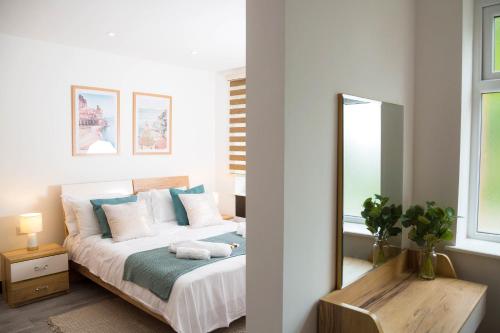 曼彻斯特Manchester Apartments by BEVOLVE - Free Parking的一间卧室配有一张带镜子的大床