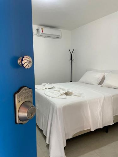 阿布拉奥Suite Grega 5- Centro da Vila Abrãao的卧室配有白色的床和风扇