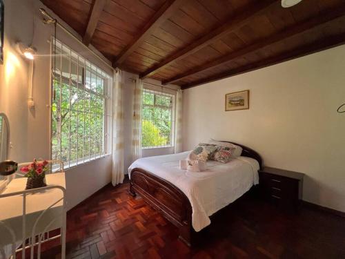 洛哈Casa vacacional ideal para familias / Los Reyes的一间设有床铺的卧室,位于带窗户的房间内