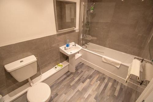 赫尔Boutique Penthouse Apartment in Historic Hull HU1 - sleeps 6的浴室配有卫生间、盥洗盆和浴缸。