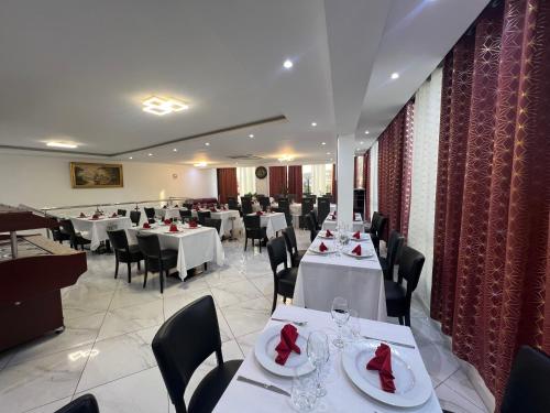 塔拉法尔Residencial Santo Amaro的用餐室配有白色桌子和黑色椅子
