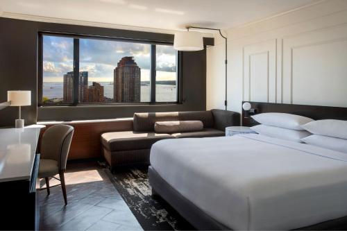 纽约纽约市中心万豪酒店的酒店客房设有一张床和一个大窗户