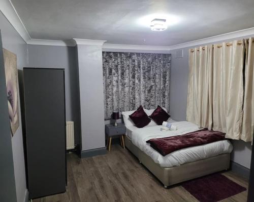HornchurchSleek 2 bedroom flat-sleeps up to 5 guest的一间小卧室,配有床和窗户