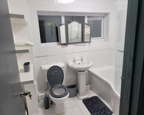 HornchurchSleek 2 bedroom flat-sleeps up to 5 guest的白色的浴室设有卫生间和水槽。