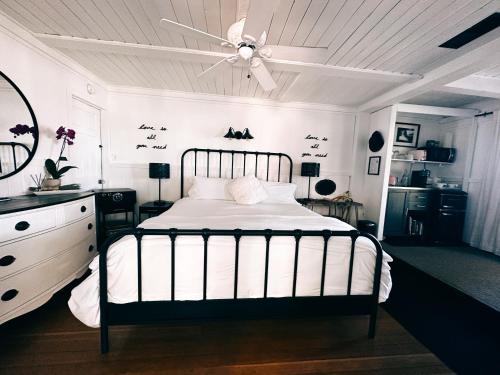 Crestline100 Mile View-Fire Pit, Romantic, Peaceful, Private的一间卧室配有一张床和吊扇