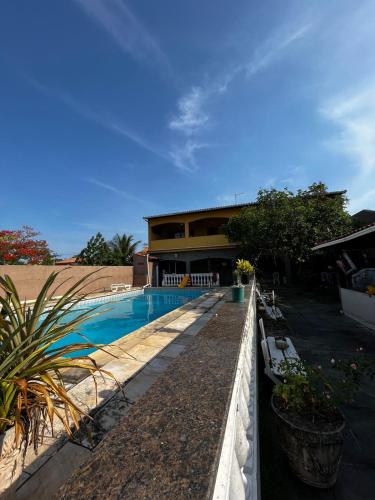萨夸雷马Casa em Saquarema的一座房子,旁边设有游泳池