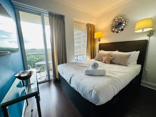 迈阿密Ocean View 2bd2bth Hotel In Coconut Grove的一间卧室设有一张大床和一个阳台