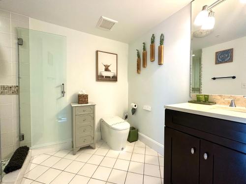 迈阿密Ocean View 2bd2bth Hotel In Coconut Grove的浴室配有卫生间、盥洗盆和淋浴。