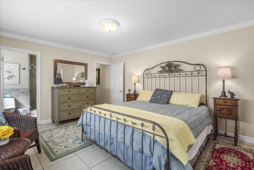 圣克鲁兹Santa Cruz Ocean Front的一间卧室设有一张床和一间客厅。