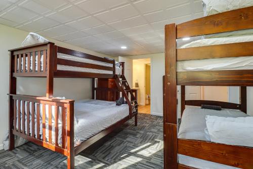 BlakesleeSpacious Poconos Retreat with Deck and Private Hot Tub的带另一张床的客房内的两张双层床
