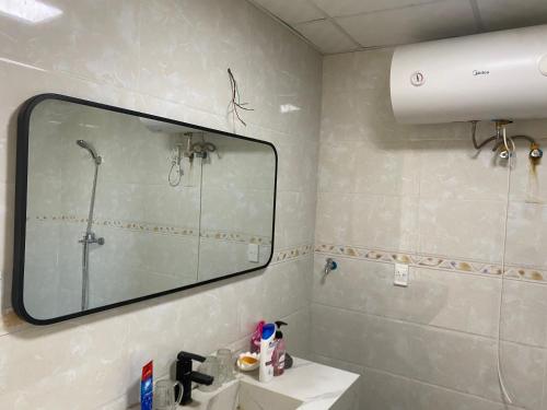 努库阿洛法Dupincia Lodge的一间带镜子和水槽的浴室