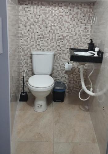 维索萨-杜塞阿拉Sua casa completa em Viçosa do Ceará的浴室配有白色卫生间和盥洗盆。