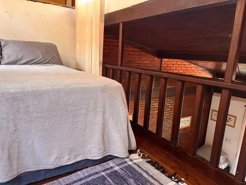 阿布拉奥布甘维尔阁楼公寓的一间卧室设有一张床和砖墙