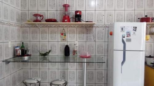 雷森迪Hostel Resende的厨房配有柜台和白色冰箱。