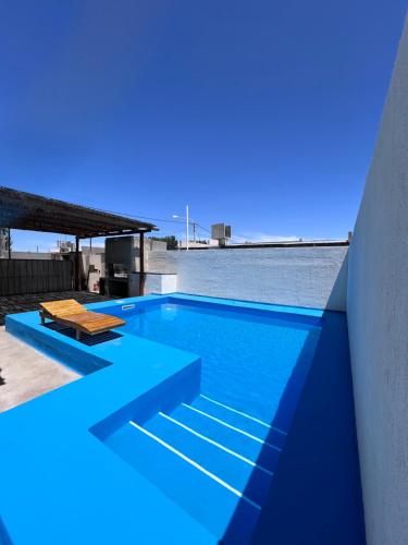 阿尔韦亚尔将军镇Casa con pileta privada的蓝色的海景游泳池