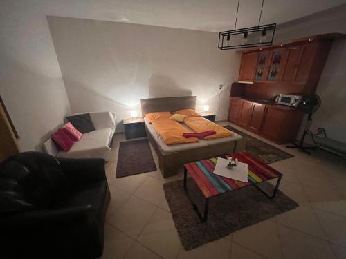 科马尔诺Monelly Apartman的小房间设有床和沙发