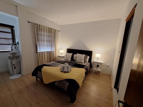 圣克鲁斯-德拉帕尔马habitacion con baño privado en un piso con familia的一间卧室配有一张大床和两盏灯。
