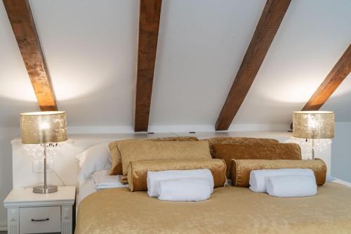 斯顿Rooms&Apartments Tomić的一张床上的房间,桌子上放着两盏灯