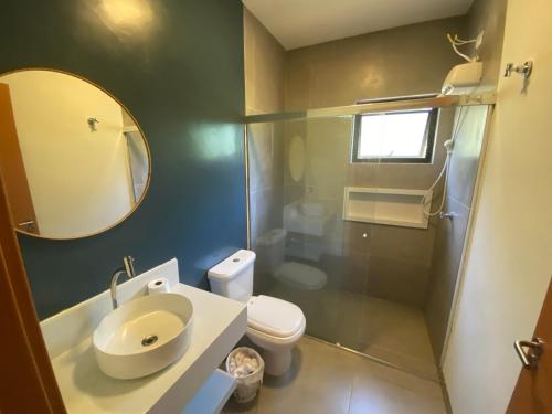 圣塞巴斯蒂安Paúba Beach House的一间带水槽、卫生间和镜子的浴室