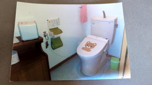 白滨椿リゾートみさき的玩具浴室设有卫生间,上面有泰迪熊